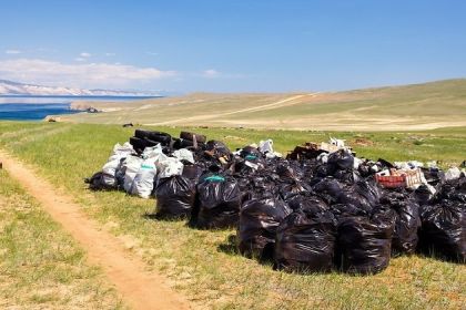 Депутат ЗС Галина Кудрявцева поучаствовала в сборе мусора на берегу Байкала